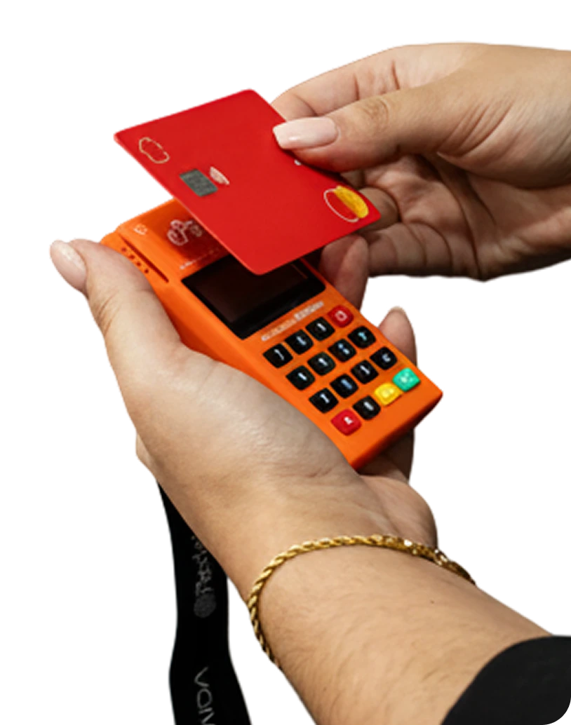 Cliente acercando su tarjeta al datáfono